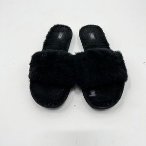 UGG Women's Black Fuzzy Open Toe Slippers Sandalas Size 8 as is